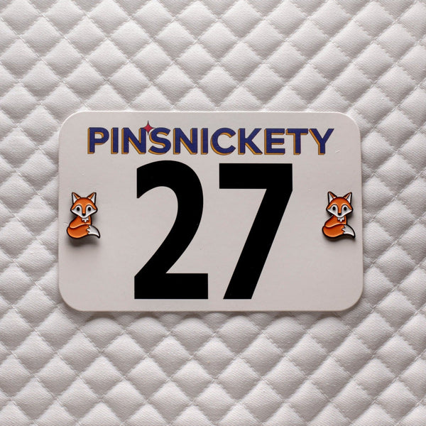 Pinsnickety Fox horse show number pins on a saddle pad